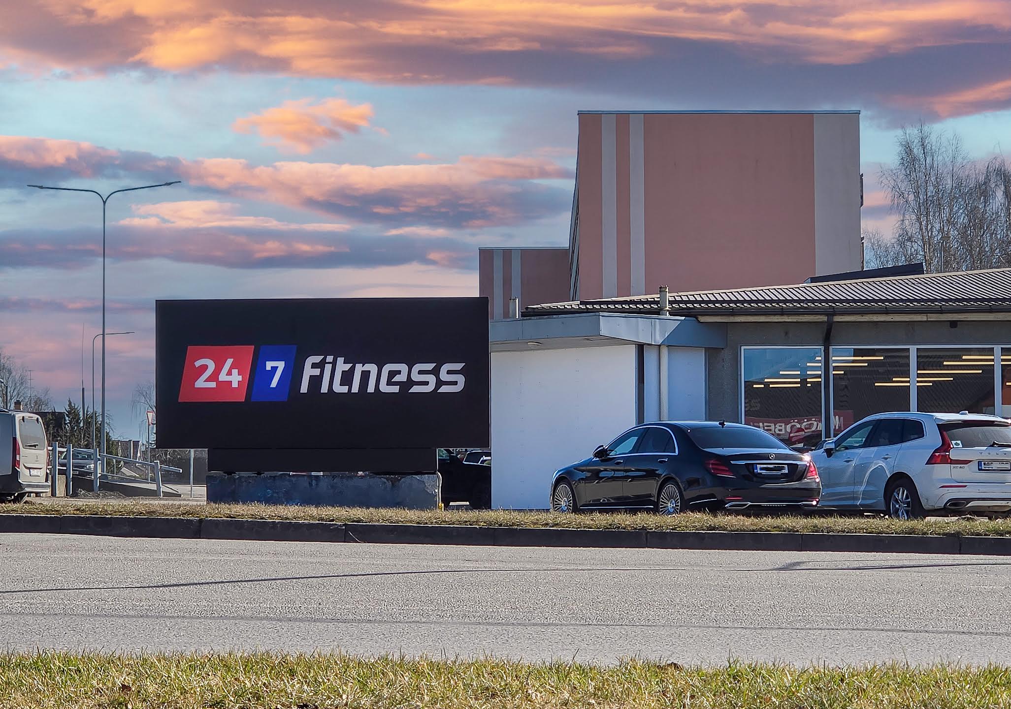 Endistes Selveri ruumides asuv 24/7 Fitness spordiklubi avas eelmise kuu alguses uksed. Avamispäeva võrreldi kunagise Selveri jaanipäevaga, mil parkla oli autodest pungil. Uue klubi tulek on ümber kujundanud kogu Võrumaa sportimisvõimaluste maastiku ja selle mõjuala ulatub isegi Põlvasse. Foto: AIGAR NAGEL